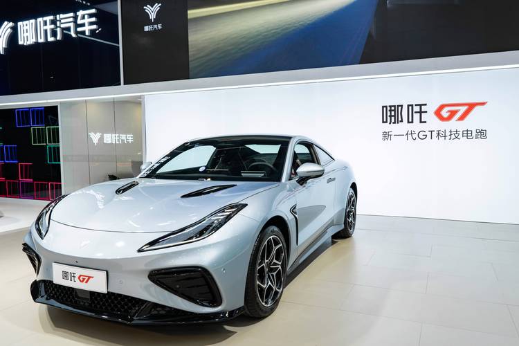 佛山125哪吒汽车在智能汽车领域的表现，领途汽车在新能源汽车市场中的影响力